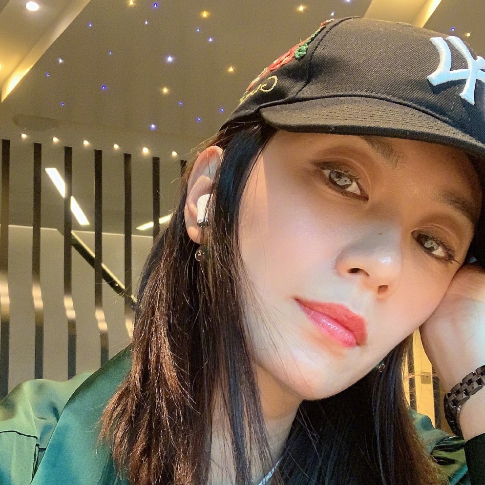 疫情期间,贾静雯上热搜被指矫情,而周迅王俊凯却被点赞